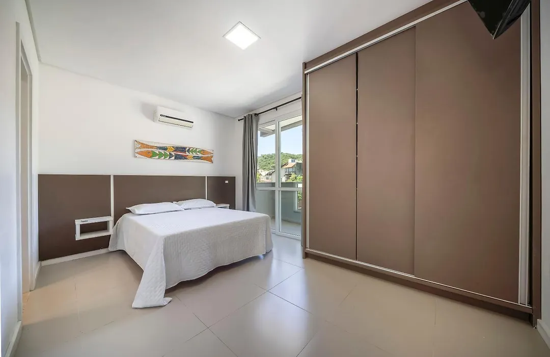 Apartamento a 150 metros da Praia Bombinhas com 110m2 Natureza e Praia juntos Apt Completo pra toda família com Elevador #Uma verdadeira Experiência#-1