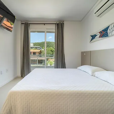 Apartamento a 150 metros da Praia Bombinhas com 110m2 Natureza e Praia juntos Apt Completo pra toda família com Elevador #Uma verdadeira Experiência#-3